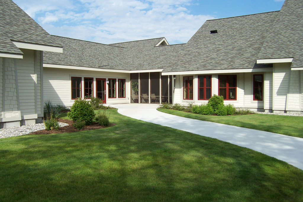 Shaded Lawn Entrance 1024x683 - Elegir el cuidado de hospicio local en Muskegon