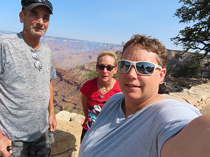 caption Michael his wife Linda and daughter April at Grand Canyon - El viaje de Michael con los cuidados paliativos - #1 May 16