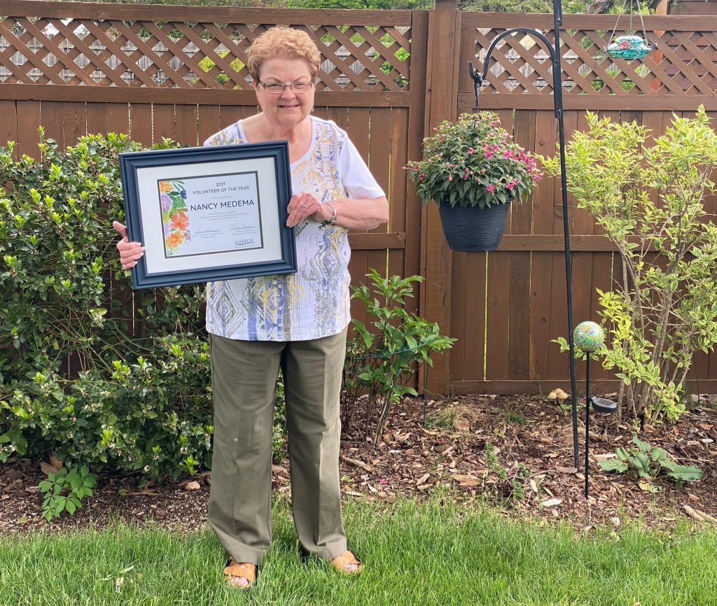 woman volunteer holding award