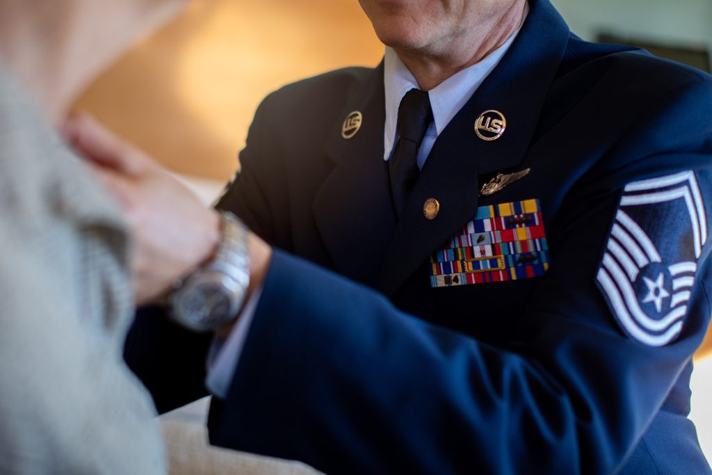 Air Force serviceman pins a Veteran